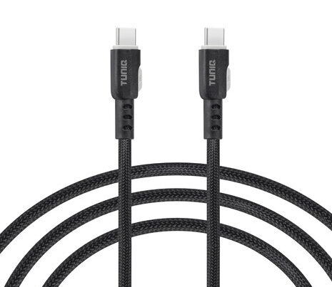 Op de foto zie je een USB-C naar USB-C-kabel. Deze kabel is bedoeld om apparaten met een USB-C-poort van stroom te voorzien en tegelijk data snel over te zetten. Hij heeft een zwarte, gevlochten nylon buitenlaag met stevige, matzwarte connectorhuizen en een merkopdruk. Je gebruikt hem thuis, op kantoor of onderweg om smartphones, tablets en laptops snel op te laden of bestanden te synchroniseren. Dankzij de slijtvaste nylon mantel en de kabeltrekontlasting bij de aansluitingen blijft hij zelfs bij veelvuldig oprollen en uittrekken goed in vorm. Hij is ideaal voor wie een duurzame en compacte kabel zoekt voor snelladen en betrouwbare gegevensoverdracht. Unieke punten zijn de robuuste gevlochten buitenlaag, de flexibele versteviging bij de connector en de universele USB-C-aansluitingen voor brede compatibiliteit.